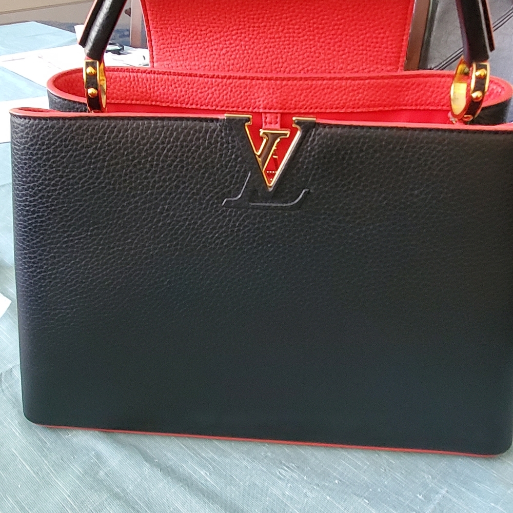 LV Capucines MM  bag - Picture 9 of 15